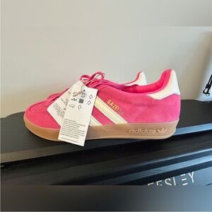 Adidas Gazelle Indoor W Pink/Gum
White Women's size 8